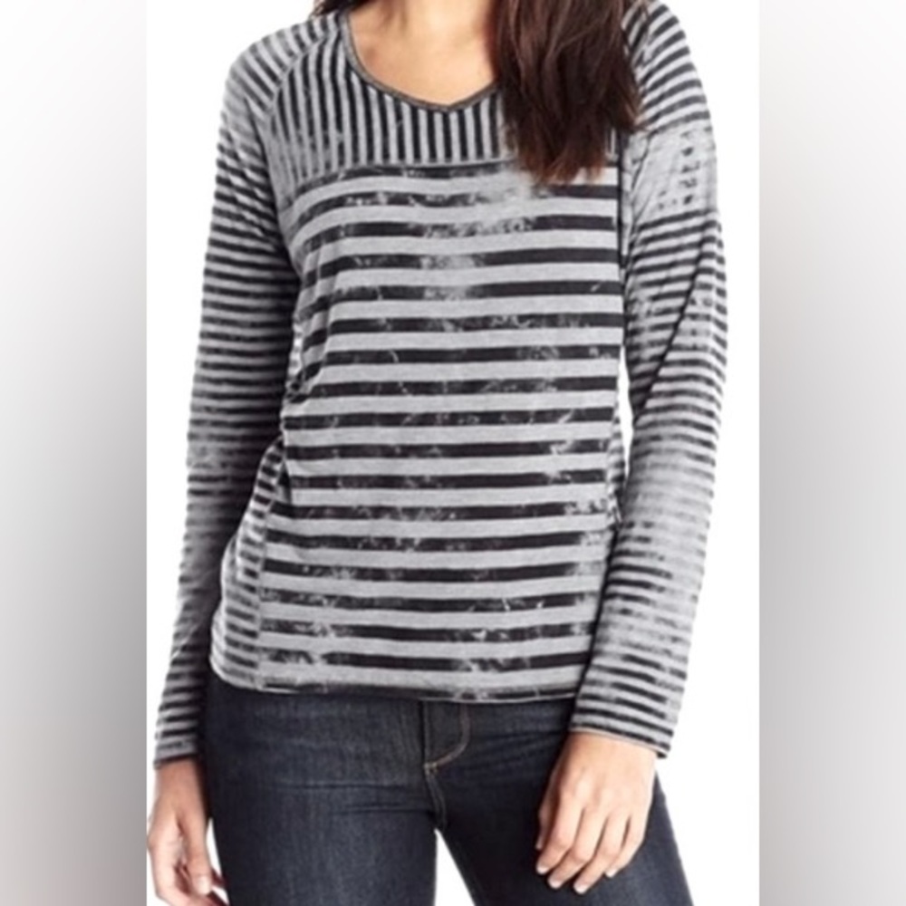 prAna Distressed Jaime V-Neck Longsleeve Top in Cloud Acid Washed Black Size XL